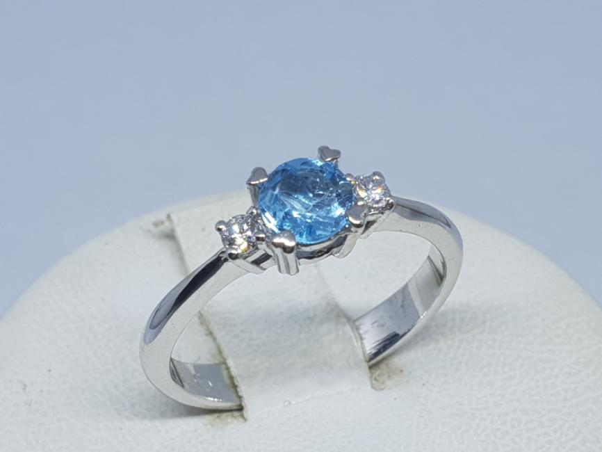 Prsten od belog zlata sa plavim topazom i brlijantima