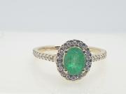 Gold ring with emerald and briliants