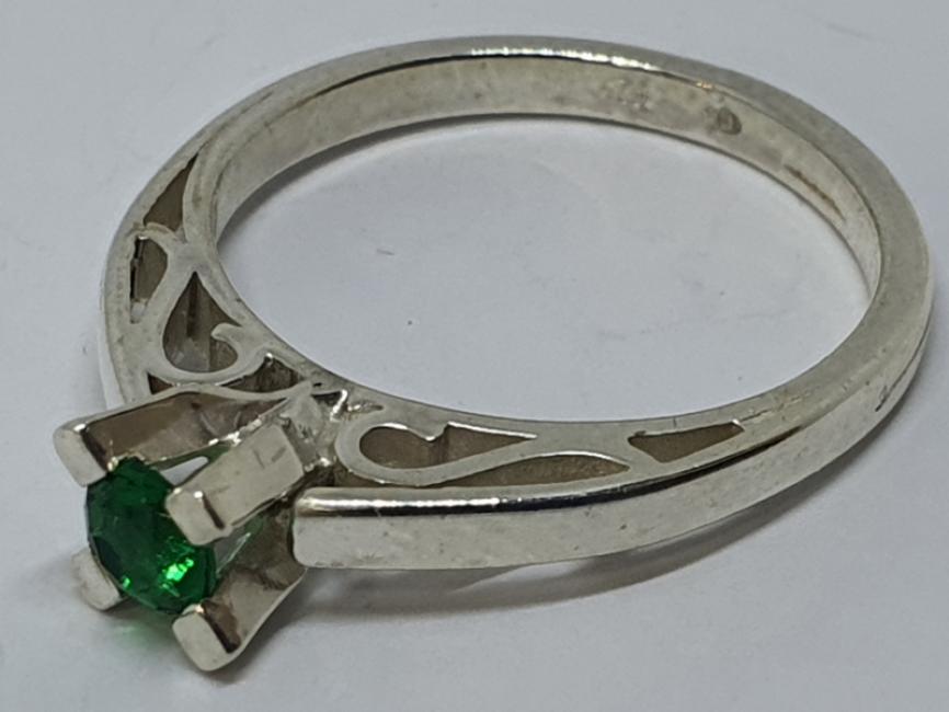 Srebrni prsten sa gravurom i emeraldom