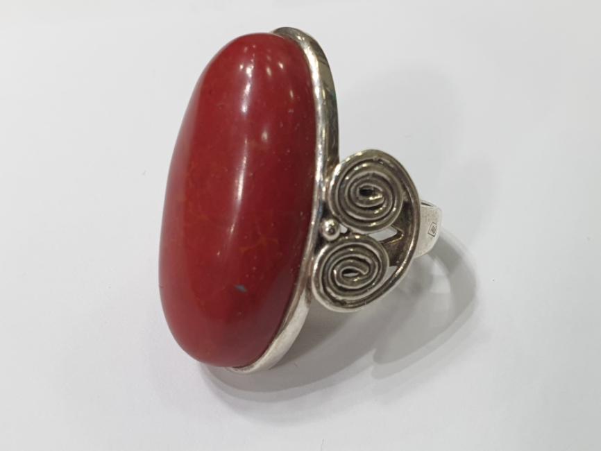 Srebrni prsten sa velikim ovalnim koralom