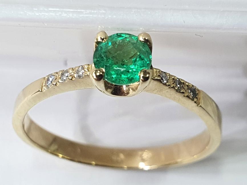 Prsten od žutog zlata sa smaragdom i brilijantima10