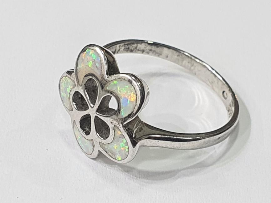 Srebrni prsten cvetic sa opalom