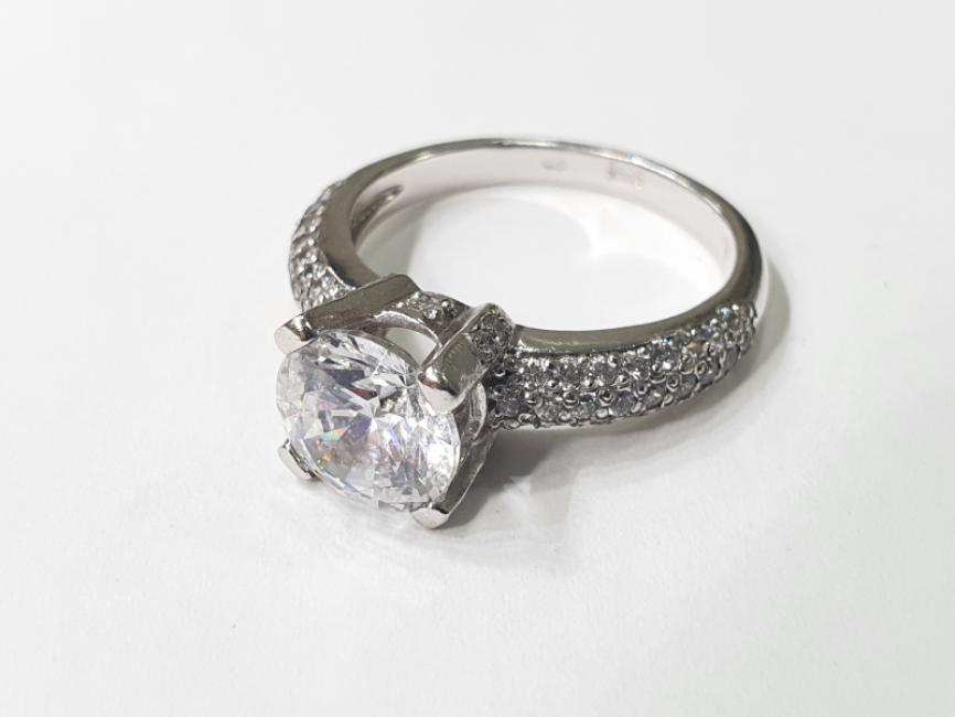 Engagement ring with zircon