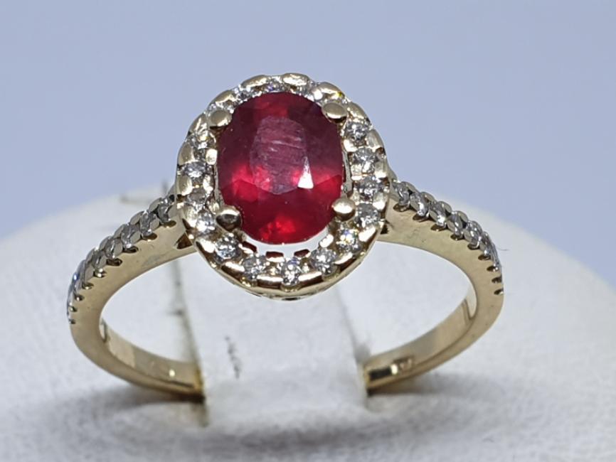 Zlatni prsten sa rubinom i brilijantima