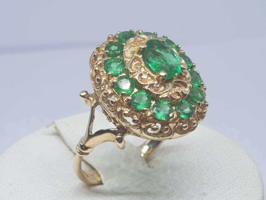 Prsten od žutog zlata sa smaragdima