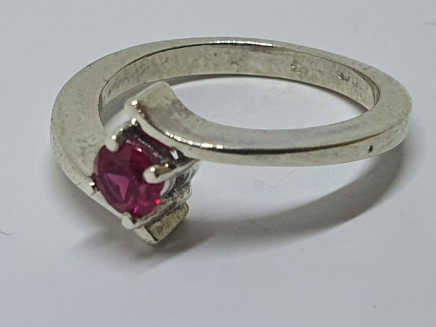 Srebrni prsten sa rubinom malim