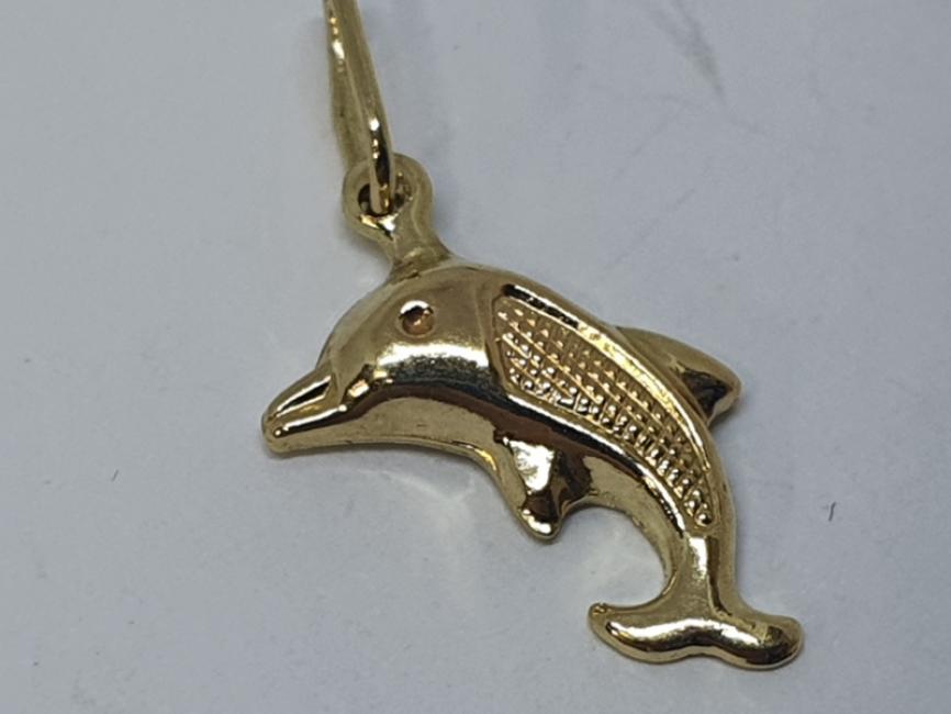 Zlatni privezak delfin