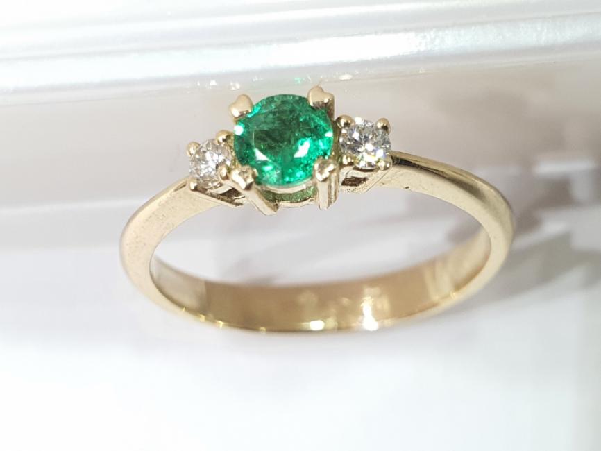 Prsten od žutog zlata sa smaragdom i brilijantima