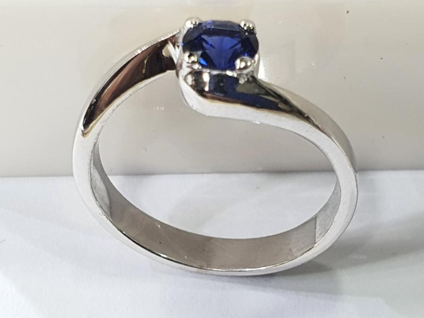 Prsten u belom zlatu sa plavim safirom