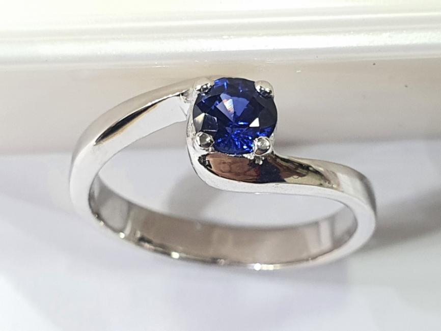 Prsten u belom zlatu sa plavim safirom