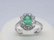 Ring with emerald and briliants