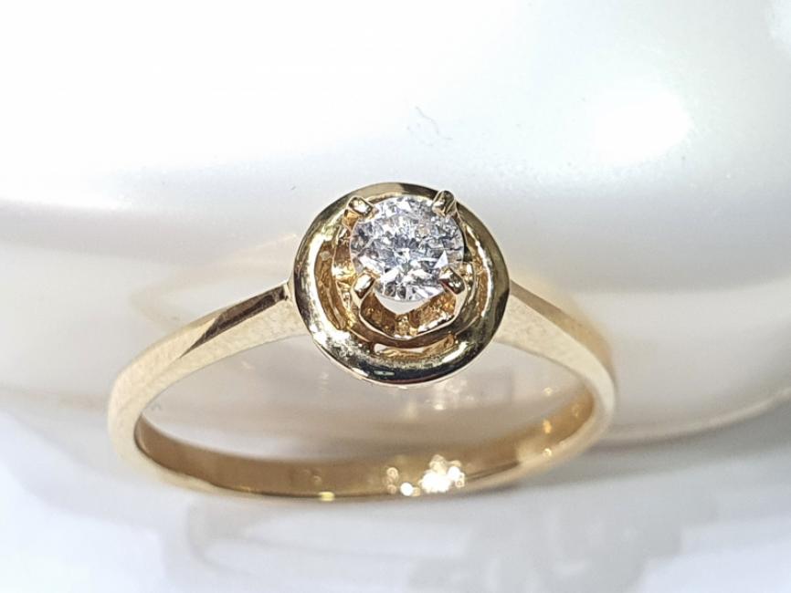 Prsten od žutog zlata sa brilijantom
